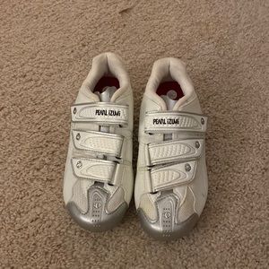 Pearl Izumi cycling shoes. Never been worn. SZ 6